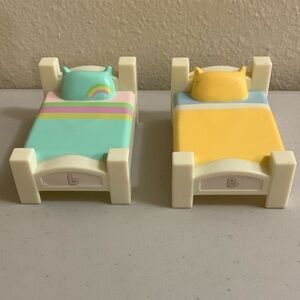 Bluey and Bingo Heeler Dog Beds Green Yellow 3 1/2 X 2 Inches Pillows Dollhouse